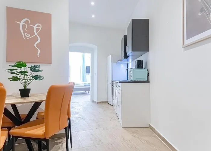 דירה Comfy 1br In Great Location Ideal For Long